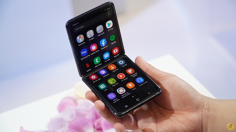Điện thoại Samsung Galaxy Z Flip | Màn hình giải trí sắc nét Điện thoại Samsung Galaxy Z Flip | Màn hình giải trí sắc nét