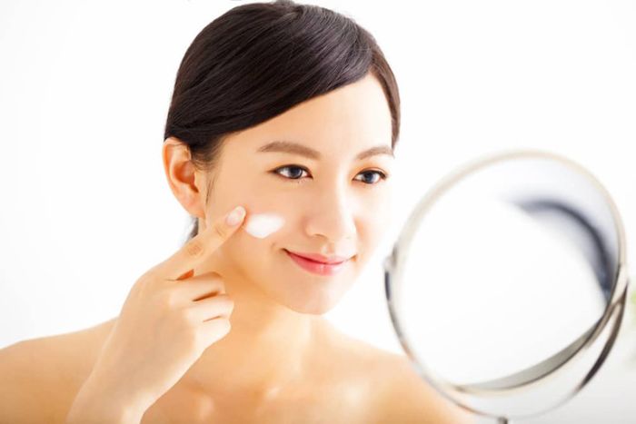Tẩy tế bào chết là bước không thể bỏ qua trong quá trình bạn chăm sóc da khô