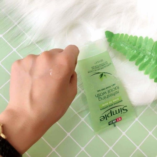 sữa rửa mặt Simple Kind To Skin Refreshing Facial Wash