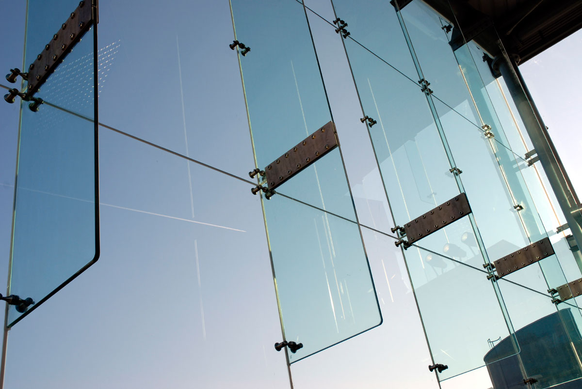 Kính cường lực là gì? Ưu nhược điểm của kính cường lực