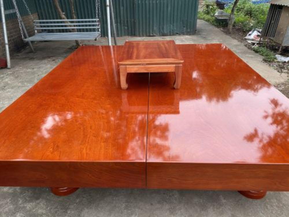 Sập gỗ Xoan Đào có lớp vân sáng, bóng, đẹp, đều màu