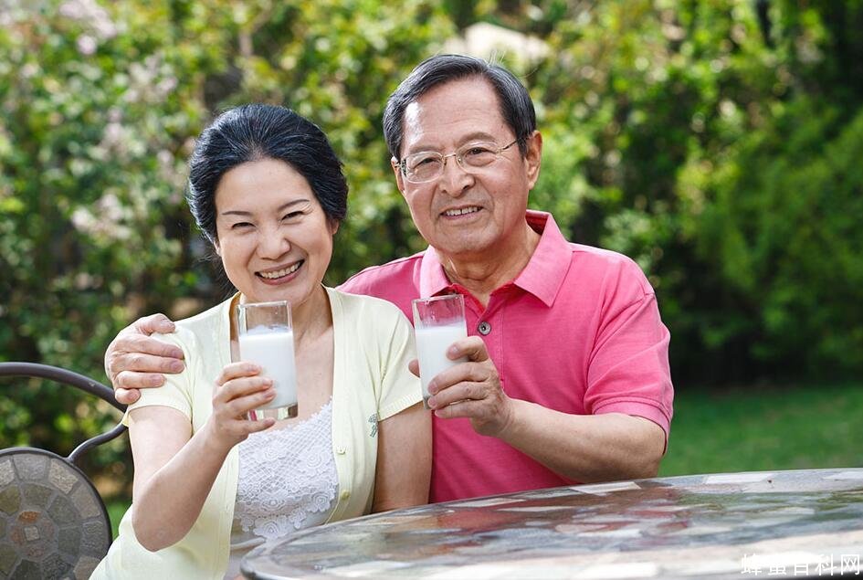 Bật mí cách lựa chọn sữa cho người cao tuổi có thể bạn chưa biết Tổng hợp các loại sữa dành cho người bệnh loãng xương