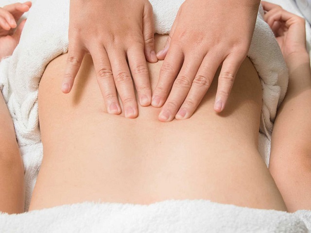 Công dụng hỗ trợ điều trị đau lưng của ghế massage?