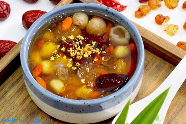 Bồ mễ là yếu tố tạo nên sự khác biệt của món chè dưỡng nhan 12 vị này. Bồ mễ là yếu tố tạo nên sự khác biệt của món chè dưỡng nhan 12 vị này.