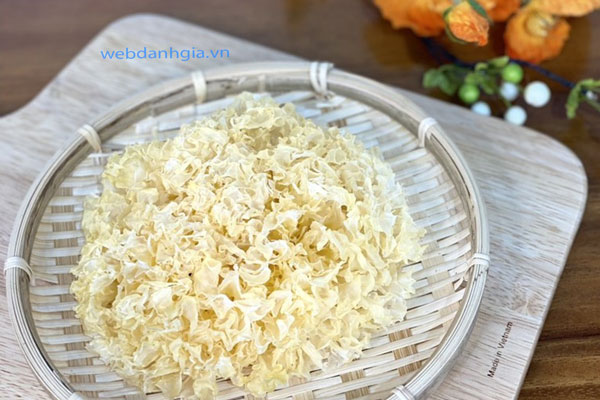 Nấm tuyết khô trong chè dưỡng nhan mang đến công dụng cân bằng, tạo độ mịn màng hơn cho làn da. Nấm tuyết khô trong chè dưỡng nhan mang đến công dụng cân bằng, tạo độ mịn màng hơn cho làn da.