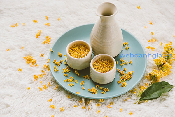 Sử dụng quế hoa trong chè dưỡng nhan giúp món ăn này tăng thêm hương vị Sử dụng quế hoa trong chè dưỡng nhan giúp món ăn này tăng thêm hương vị