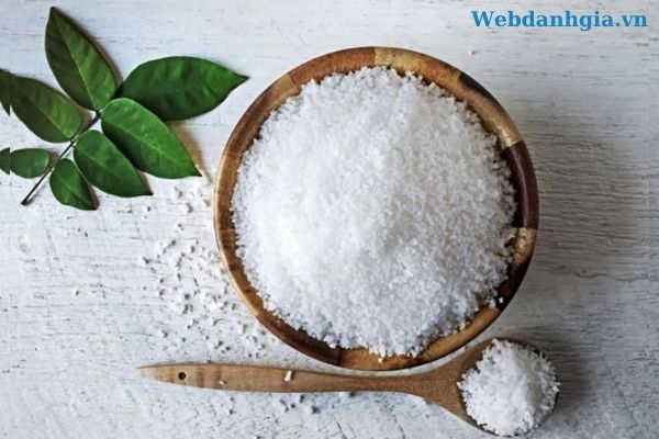 Tẩy tế bào chết cho da đầu bằng muối I ốt