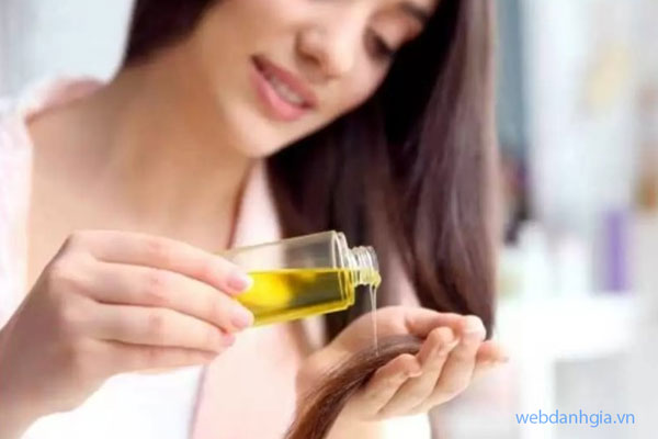 Sử dụng tinh dầu dưỡng tóc từ dầu thầu dầu nguyên chất Sử dụng tinh dầu dưỡng tóc từ dầu thầu dầu nguyên chất