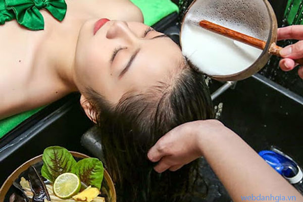 Cảm giác thư thái khi gội đầu khi dùng dầu gội thảo dược