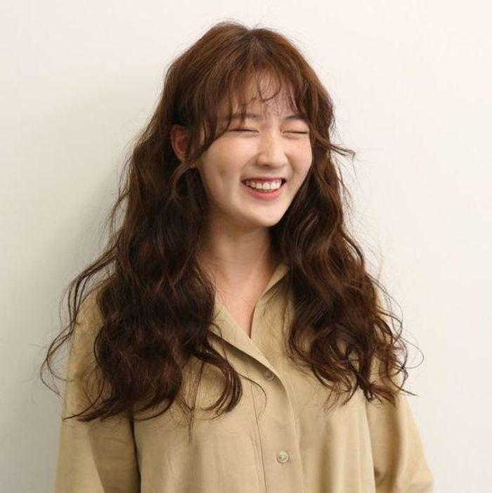 Tóc uốn gợn sóng không quá kén khuôn mặt hay trang phục Tóc uốn gợn sóng không quá kén khuôn mặt hay trang phục