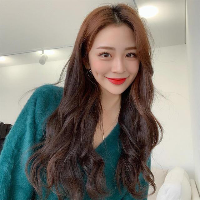 Tóc uốn gợn sóng tôn lên khí chất, sự nữ tính cho phái đẹp Tóc uốn gợn sóng tôn lên khí chất, sự nữ tính cho phái đẹp