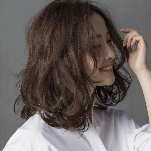 Xoắn tóc để tạo thành tóc uốn gợn sóng ngang vai cho tạo hình nhẹ nhàng Xoắn tóc để tạo thành tóc uốn gợn sóng ngang vai cho tạo hình nhẹ nhàng