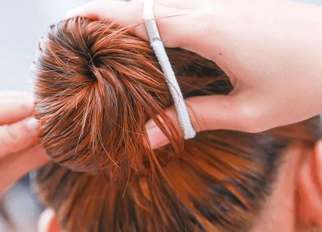 Cột tóc bằng dây chun cũng là cách để tóc vào nếp xoăn tự nhiên Cột tóc bằng dây chun cũng là cách để tóc vào nếp xoăn tự nhiên