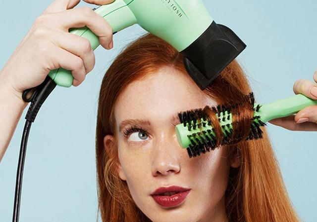 Sở hữu mái tóc xoăn ngay tại nhà chỉ với máy sấy và lược tròn tạo kiểu