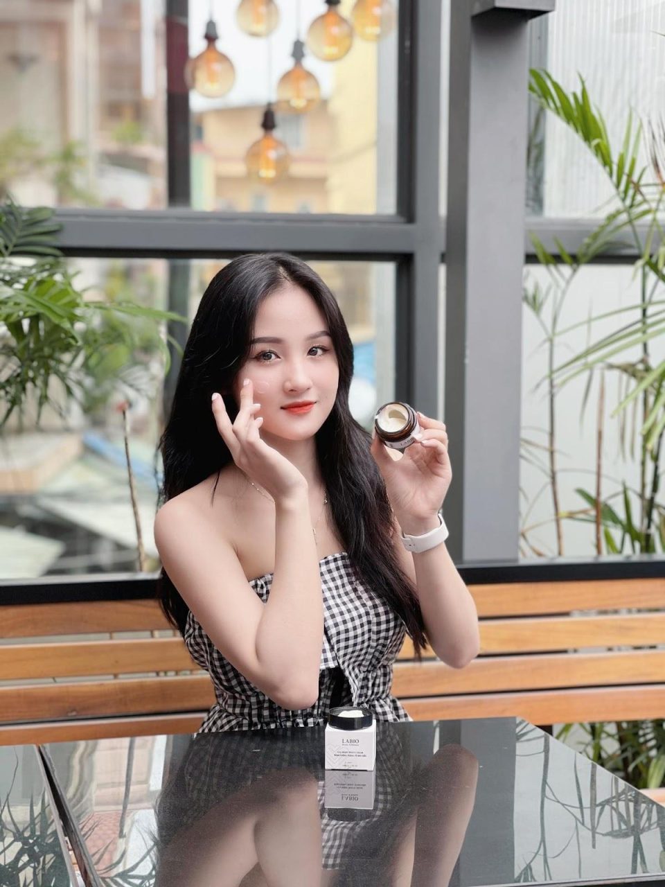 Em này dưỡng ẩm vừa phải nên bạn nào da khô vào mùa đông nên bôi thêm một lớp kem dưỡng ẩm nữa nhé. 